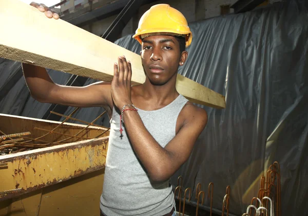 Homem trabalhando no canteiro de obras — Fotografia de Stock