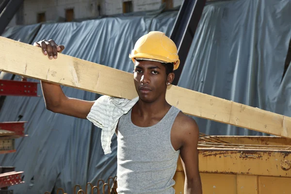 Homme travaillant sur chantier — Photo