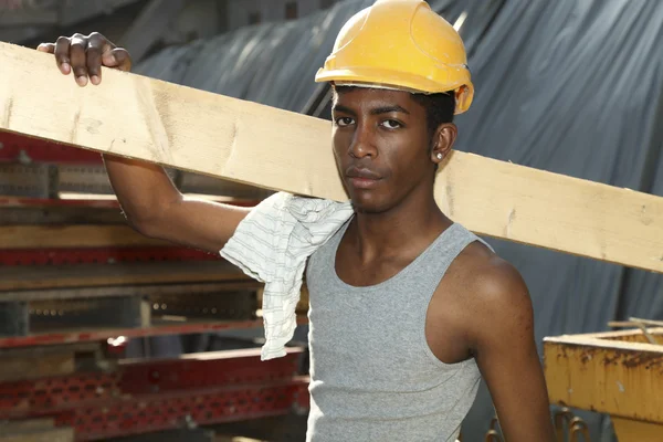 Man aan het werk in de bouwplaats — Stockfoto