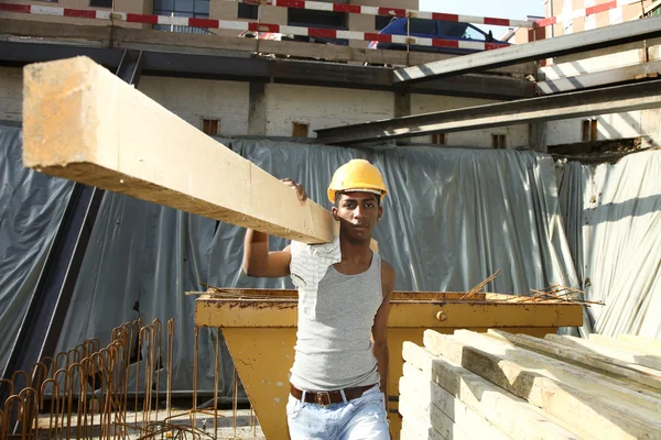 Homem trabalhando no canteiro de obras — Fotografia de Stock