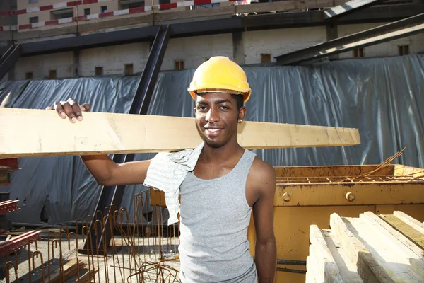 Man aan het werk in de bouwplaats — Stockfoto