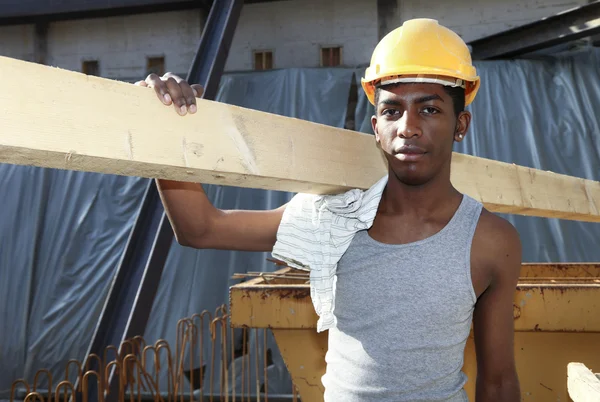 Homem trabalhando no canteiro de obras — Fotografia de Stock