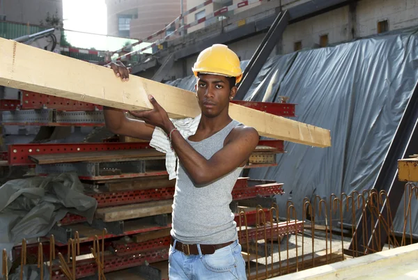 Homem trabalhando no canteiro de obras — Fotografia de Stock