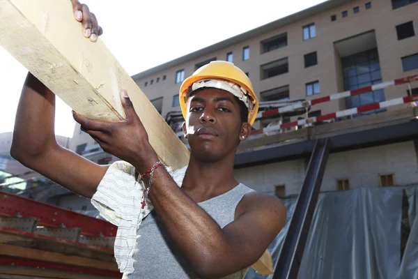 Homem trabalhando no canteiro de obras — Fotografia de Stock