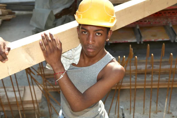 Homem trabalhando no canteiro de obras — Fotografia de Stock