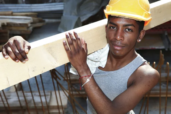 Man aan het werk in de bouwplaats — Stockfoto