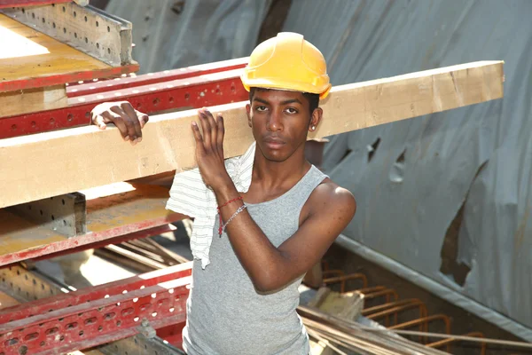 Hombre trabajando en obra — Foto de Stock