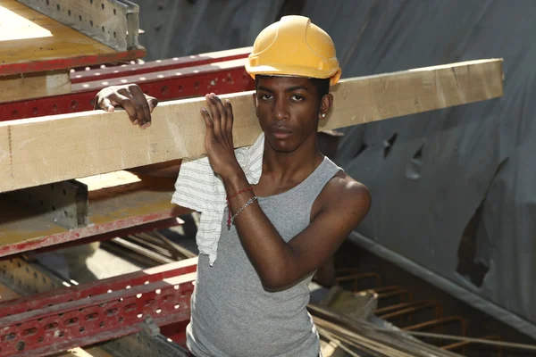 İnşaat alanında çalışan adam