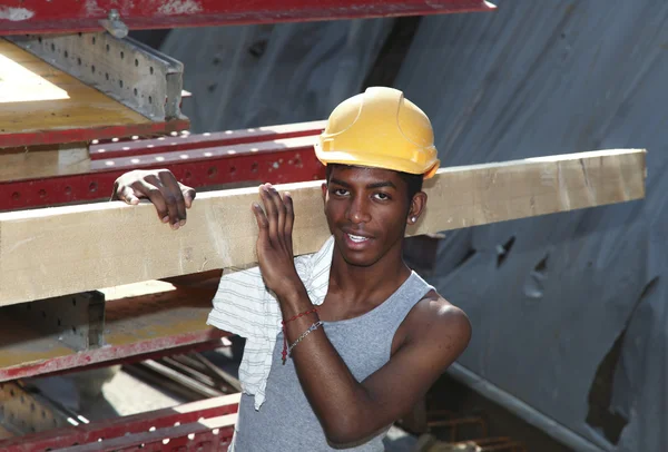 Mężczyzna pracujący w budowie — Zdjęcie stockowe