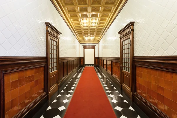 Lungo corridoio di edificio storico — Foto Stock