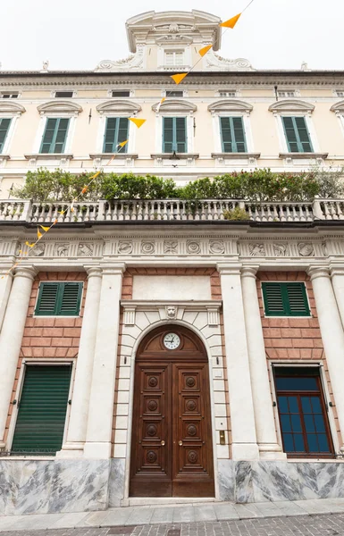 Antico palazzo di una città italiana — Foto Stock