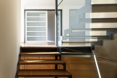 Modern bir binanın merdivenleri.