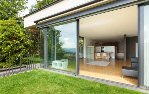 Buiten van een moderne huis, Tuin — Stockfoto