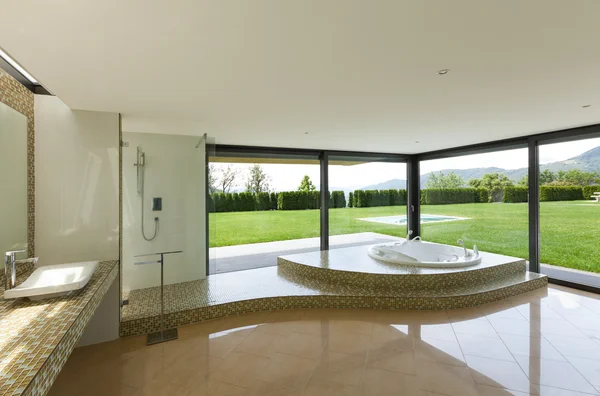 Красивая ванная комната с джакузи — стоковое фото