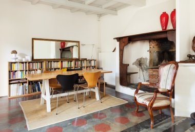 Güzel bir çatı katı yemek odası iç