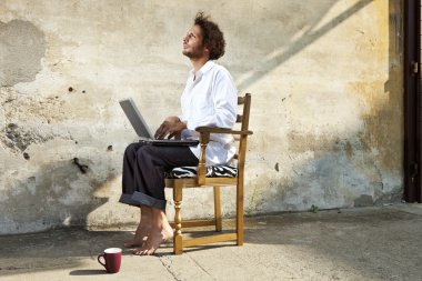 Defter üzerinde çalışma sandalyede oturan genç adam