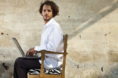 Defter üzerinde çalışma sandalyede oturan genç adam