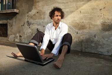 Defterli genç adam.