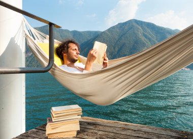 Genç adam üstünde göl rıhtım