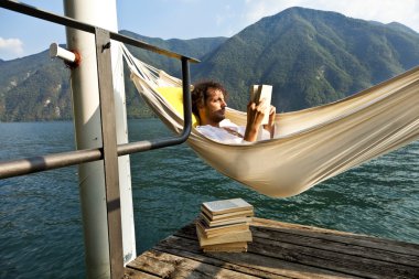 Genç adam üstünde göl rıhtım