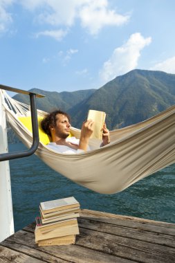 Genç adam üstünde göl rıhtım