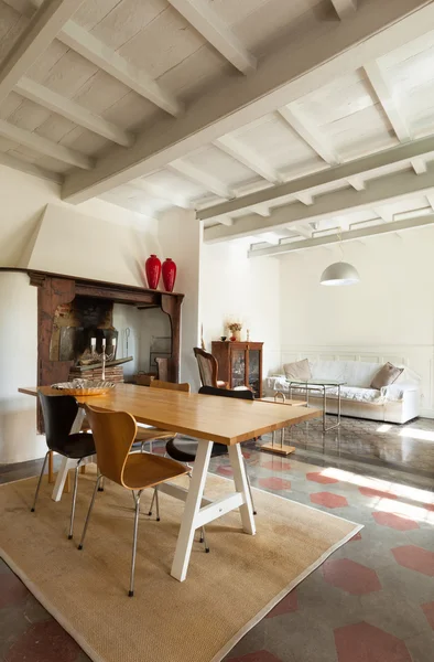 Interno di un bel soppalco, sala da pranzo — Foto Stock