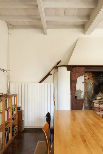 Intérieur d'un joli loft, salle à manger — Photo