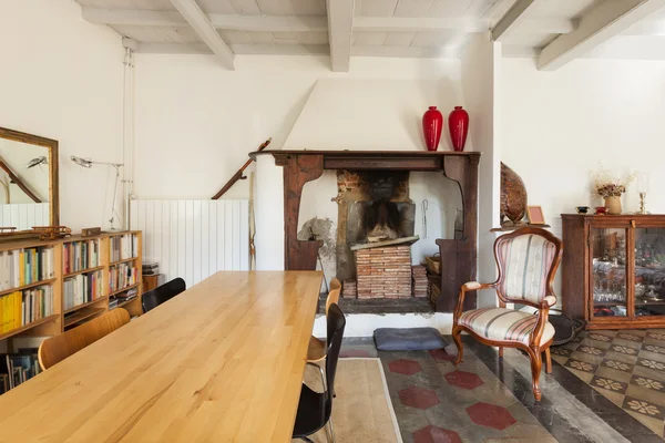 Interno di un bel soppalco, sala da pranzo — Foto Stock