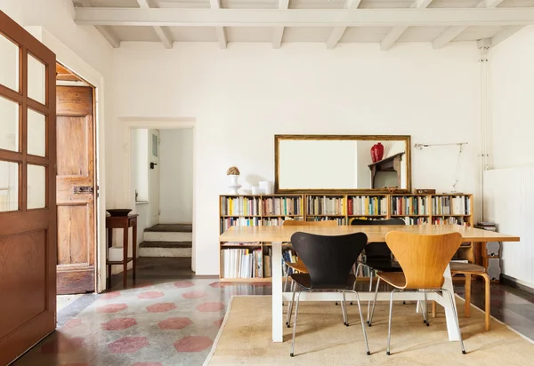 Interior de un bonito loft, comedor — Foto de Stock