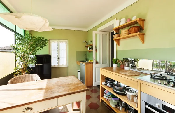 Bel soppalco, interno di cucina confortevole — Foto Stock