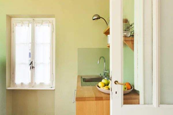 Bel soppalco, interno di cucina confortevole — Foto Stock