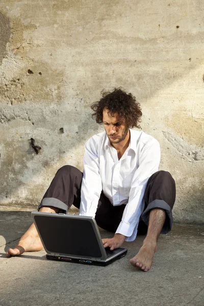 Joven con cuaderno — Foto de Stock