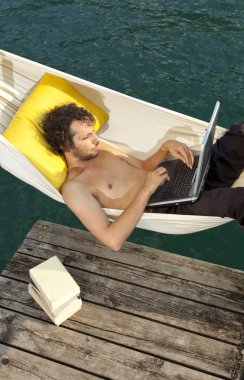 Genç adam üstünde göl rıhtım