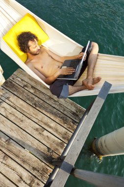 Genç adam üstünde göl rıhtım