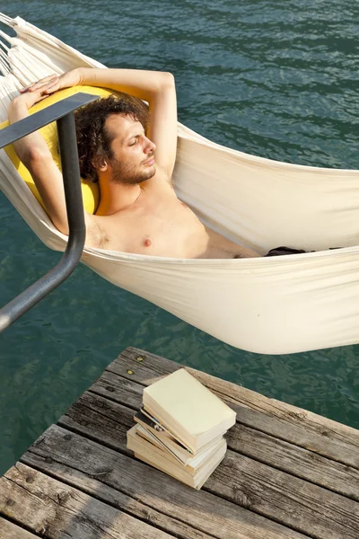 Jeune homme sur le quai du lac — Photo