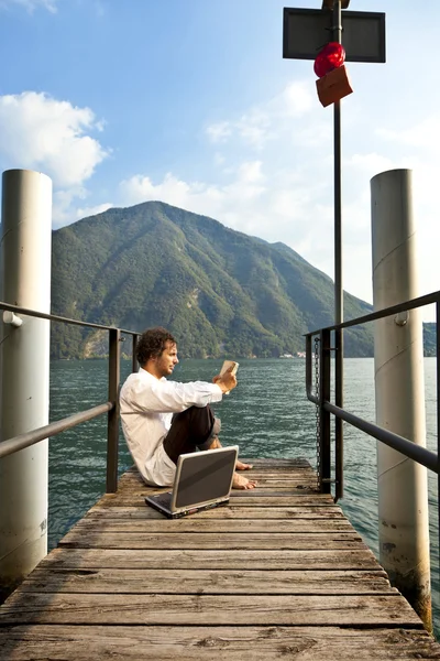 Jeune homme sur le quai du lac — Photo