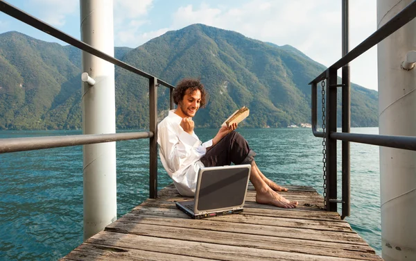 Jeune homme sur le quai du lac — Photo