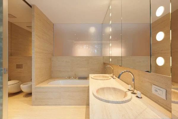 Cuarto de baño de lujo mínimo — Foto de Stock