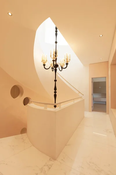 Intérieur géométrique avec sol en marbre et escaliers — Photo
