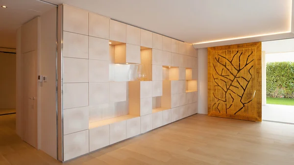Luxusní pokoj s geometrickými umění zdi — Stock fotografie