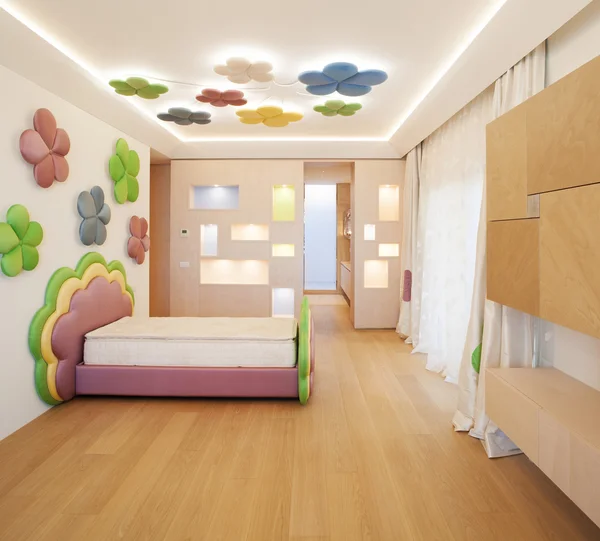 Moderno dormitorio minimalista con flores de colores — Foto de Stock