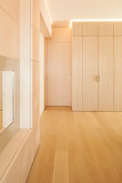 Minimal plancher en bois intérieur avec portes — Photo