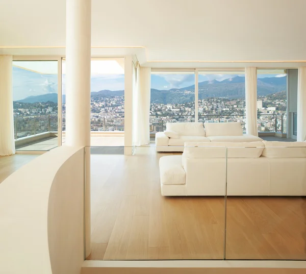 Sala de estar luxuosa com vista para a paisagem — Fotografia de Stock