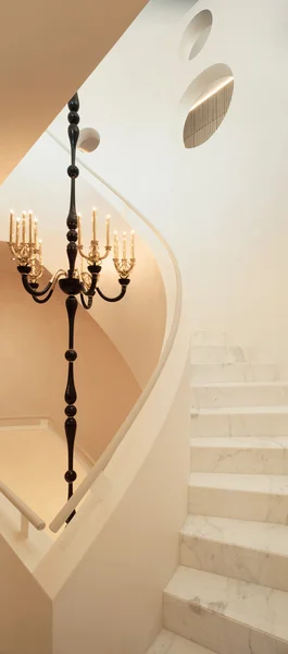 Interior geométrico com piso de mármore e escadas — Fotografia de Stock
