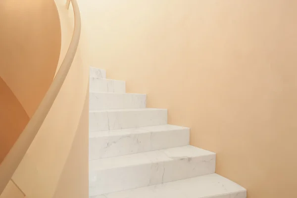 Interiéru geometrické plodin mramorové schodiště — Stock fotografie