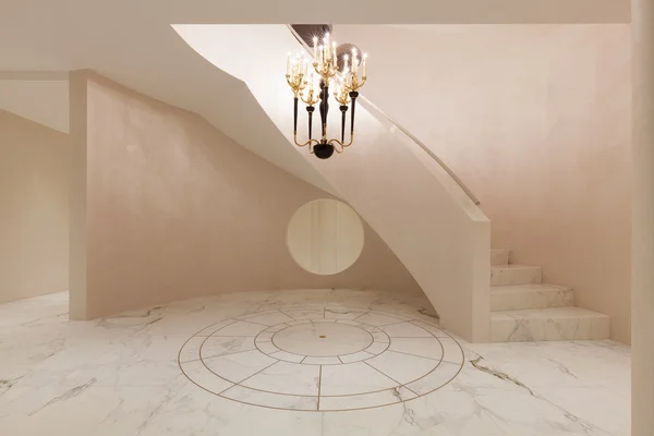 Interior com piso de mármore e escadas — Fotografia de Stock