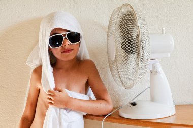 Fan ile küçük çocuk