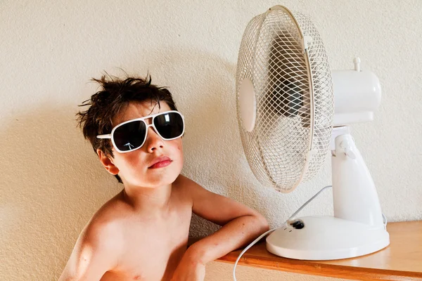 Menino com ventilador — Fotografia de Stock