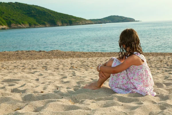 Junges Mädchen auf einem Meer — Stockfoto