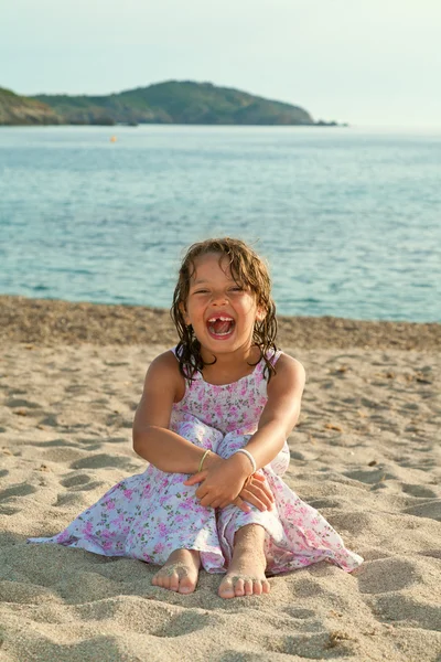 Junges Mädchen auf einem Meer — Stockfoto